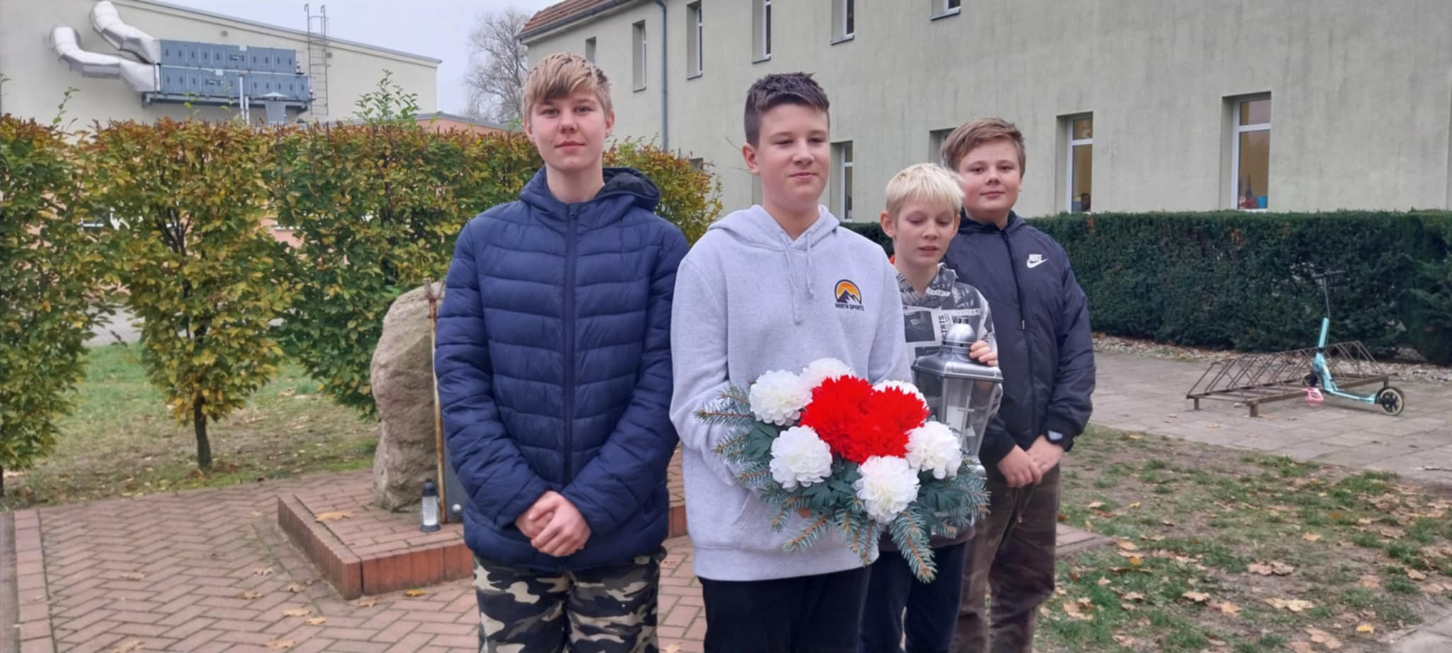 Tablica pamiątkowa - znicz i kwiaty 7b