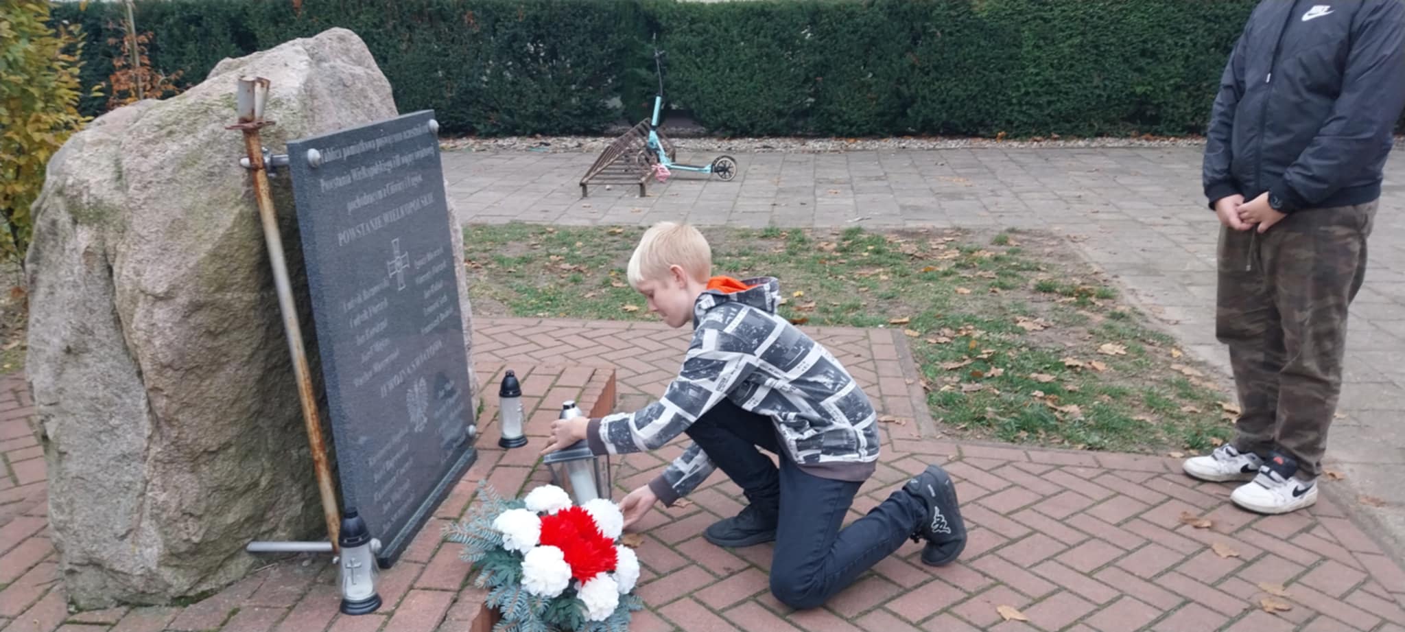 Tablica pamiątkowa - znicz i kwiaty 7b