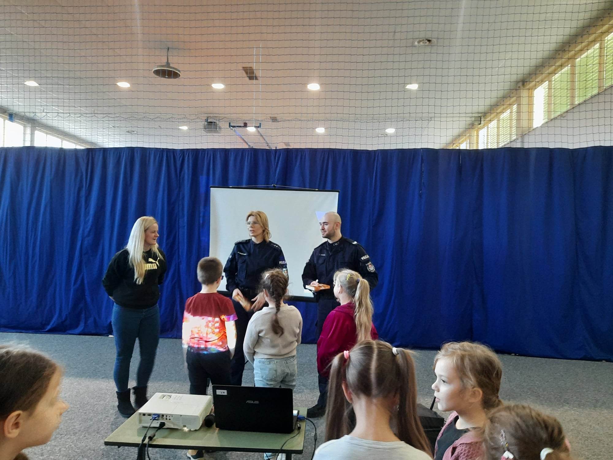 Spotkanie uczniw klas I - III z przedstawicielami policji
