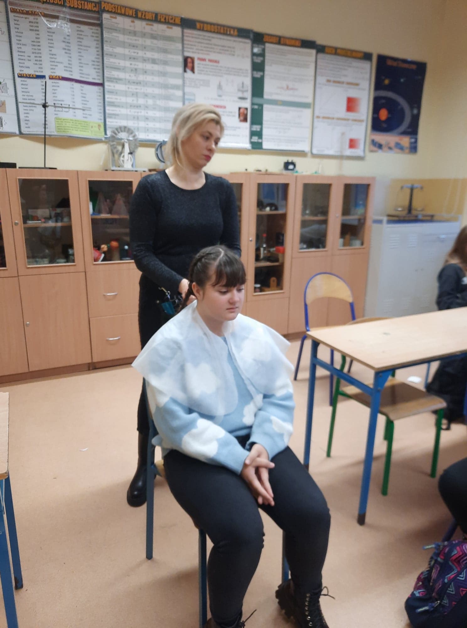 Zajcia warsztatowe z fryzjerstwa w klasie 8a