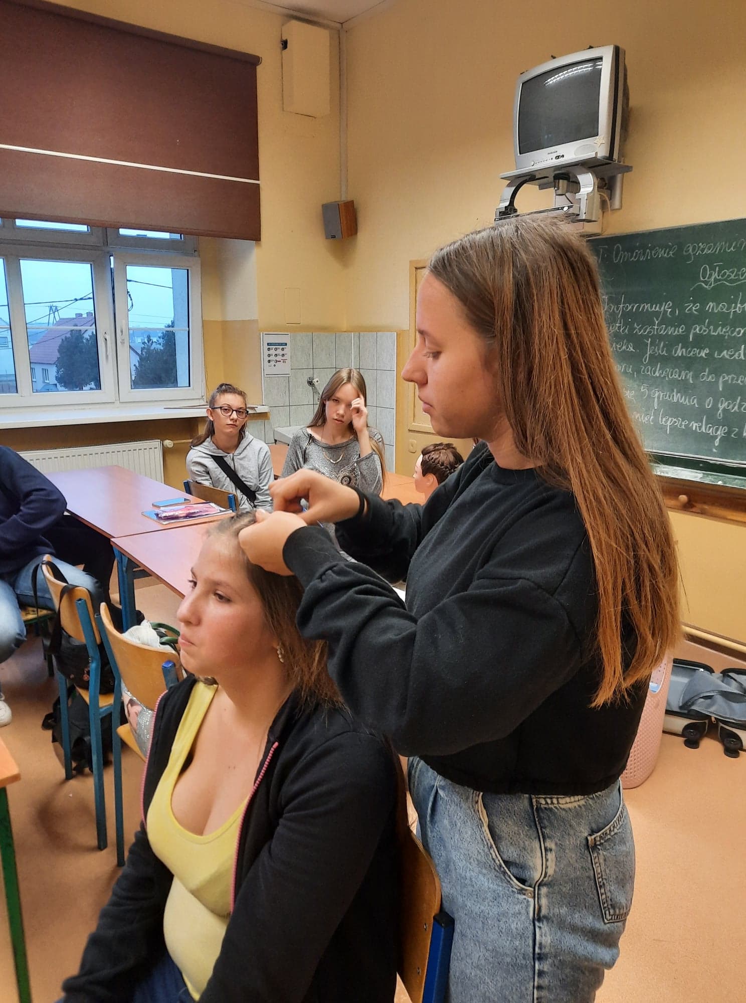 Zajcia warsztatowe z fryzjerstwa w klasie 8a