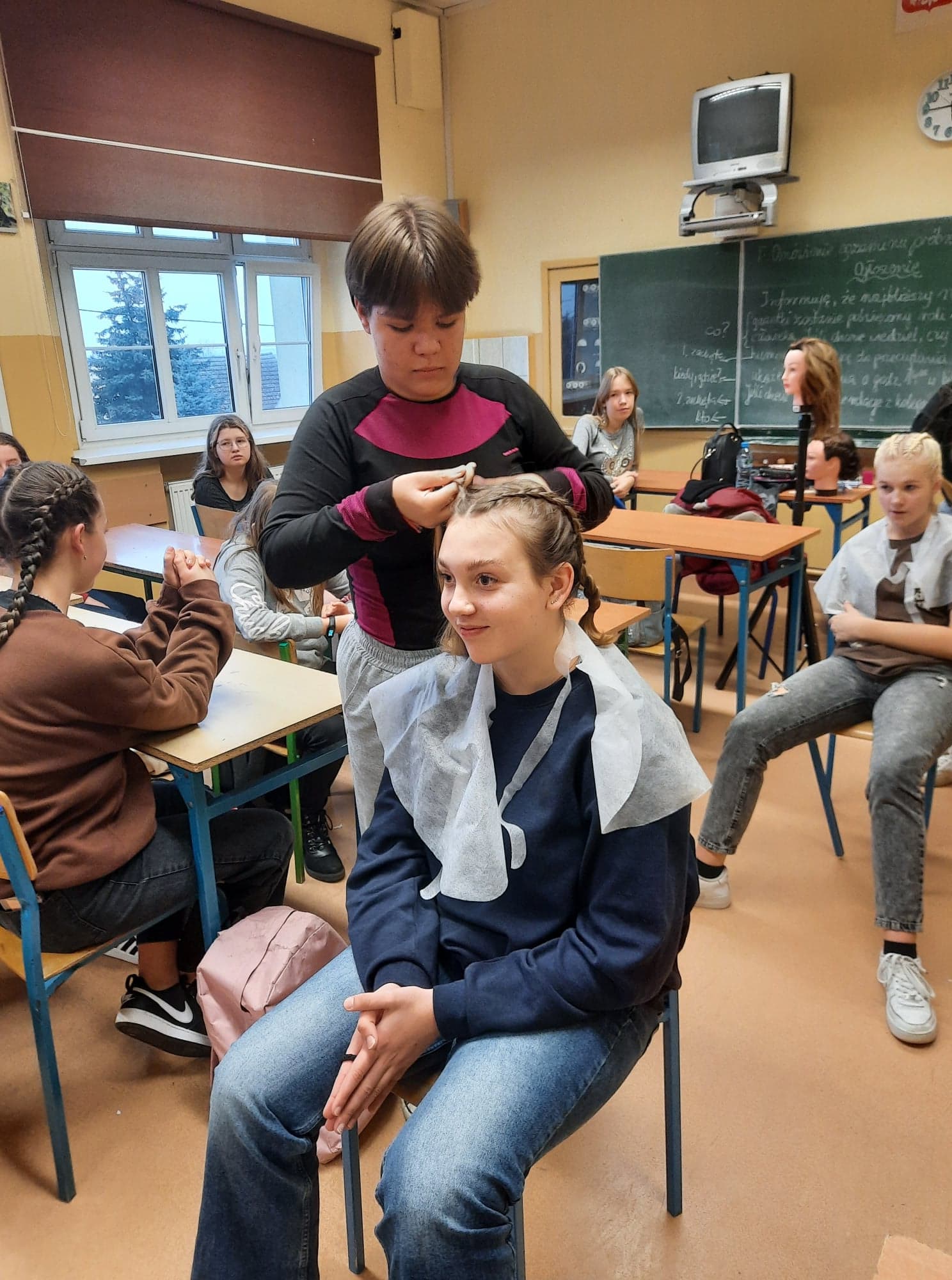 Zajcia warsztatowe z fryzjerstwa w klasie 8a