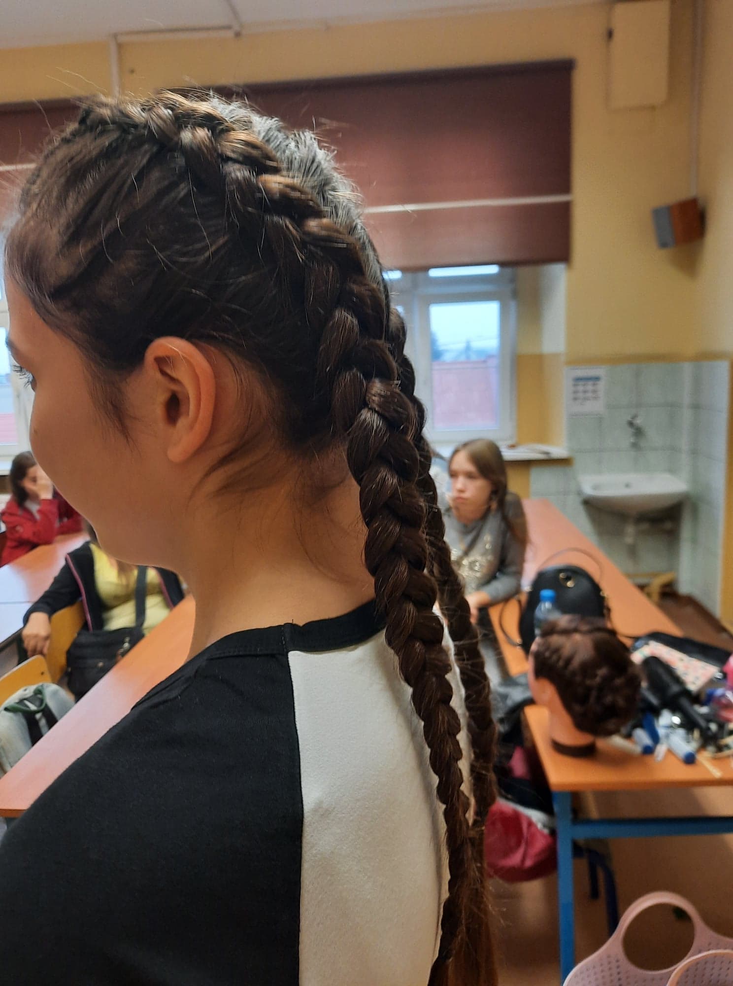 Zajcia warsztatowe z fryzjerstwa w klasie 8a