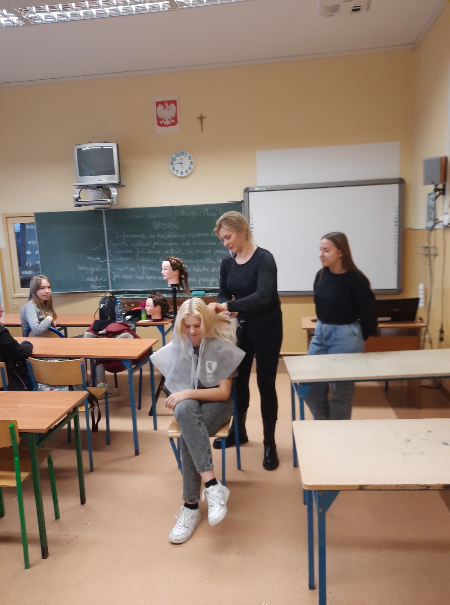 Zajcia warsztatowe z fryzjerstwa w klasie 8a